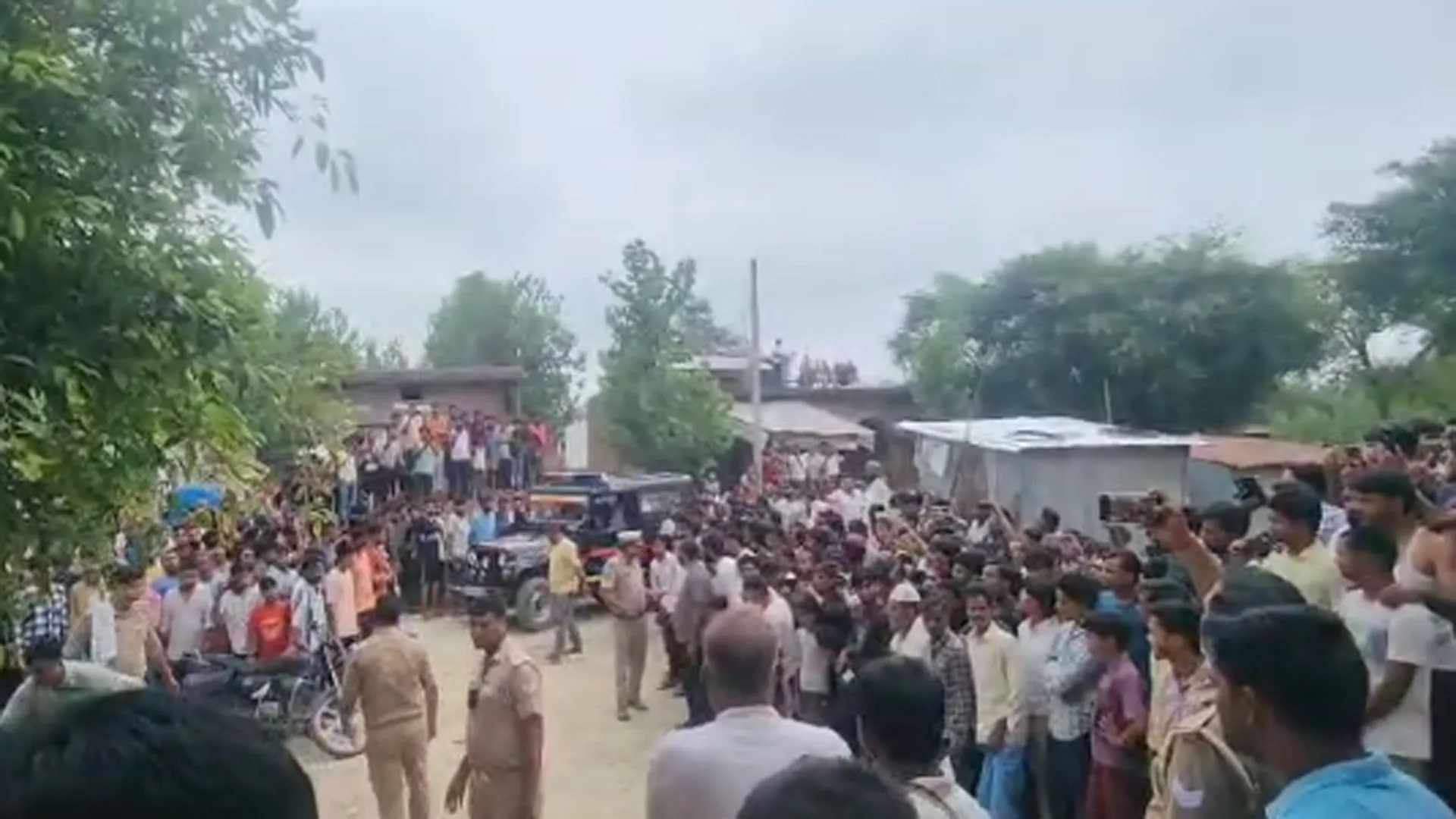 Bareilly: ड्रोन वाला चोर समझकर ग्रामीणों ने महिला समेत छह लोगों की कर दी पिटाई