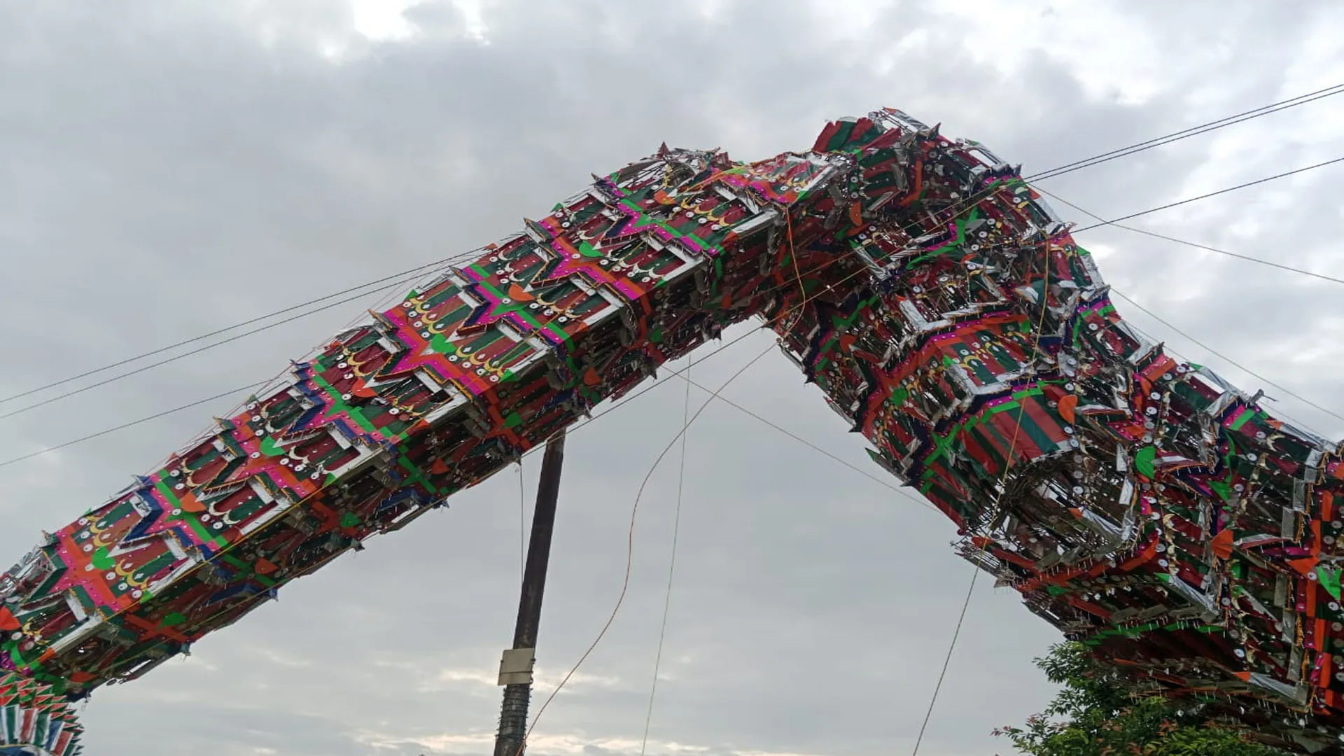 लखीमपुर खीरी: पाबंदी के बाद भी नहीं माने...HT लाइन पर गिरा 170 फीट ऊंचा ताजिया, टला हादसा