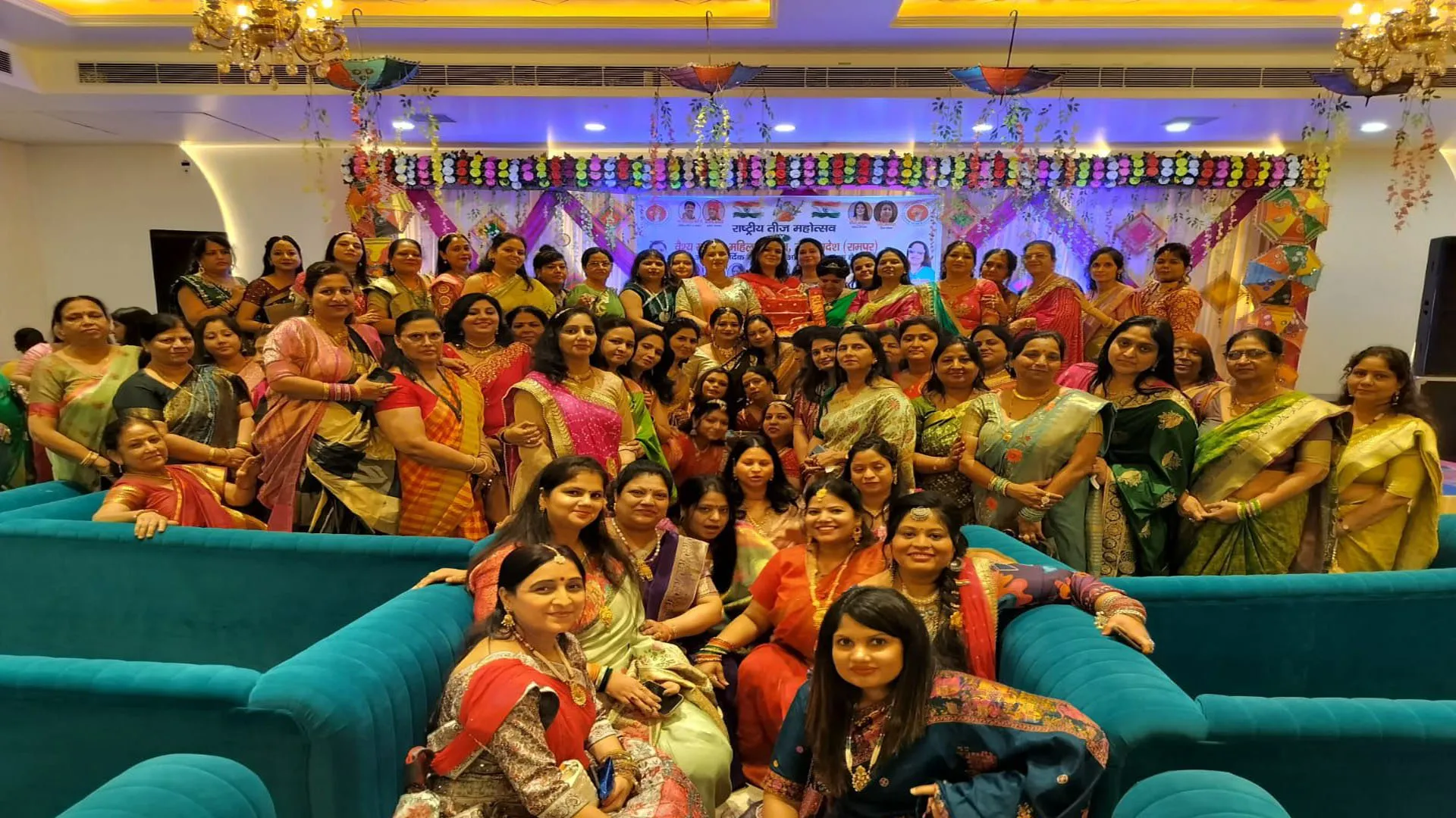 रामपुर: सावन में तीज की धूम, सांस्कृतिक वेशभूषा में महिलाओं ने मनाई तीज