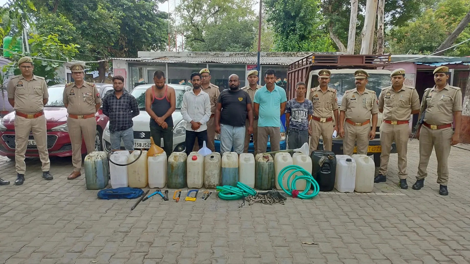 शाहजहांपुर: ट्रांसफॉर्मर से तेल चोरी करने वाले गिरोह का खुलासा, छह गिरफ्तार