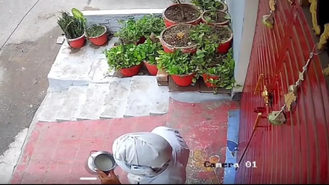  लखनऊ : डिब्बे में थूककर दिया दूषित दूध, सीसी फुटेज में कैद हुई हरकत, आरोपित को पुलिस ने पकड़ा