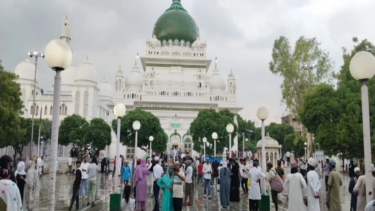 बाराबंकी में हाजी वारिस अली शाह की दरगाह पर उमड़े श्रद्धालु : सुहाने मौसम ने श्रद्धालुओं की आस्था में भरे रंग