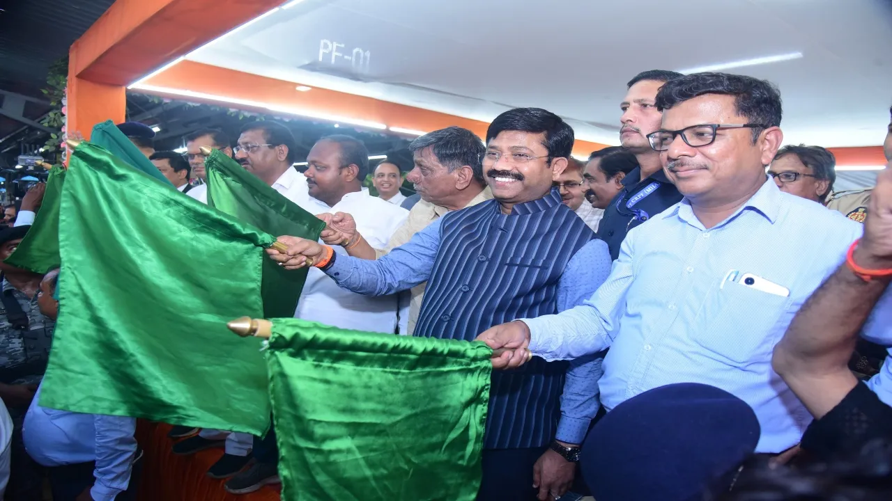 प्रयागराज में अमृत भारत एक्सप्रेस का भव्य स्वागत : कैबिनेट मंत्री नन्द गोपाल गुप्ता  नन्दी ने यात्रियों का किया अभिनंदन 