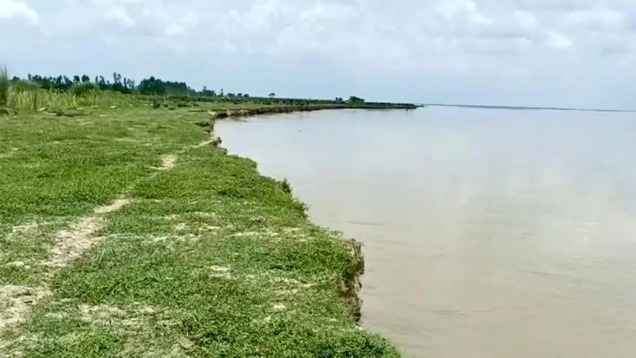  बाराबंकी में कटान लील रही किसानों की कीमती जमीन 