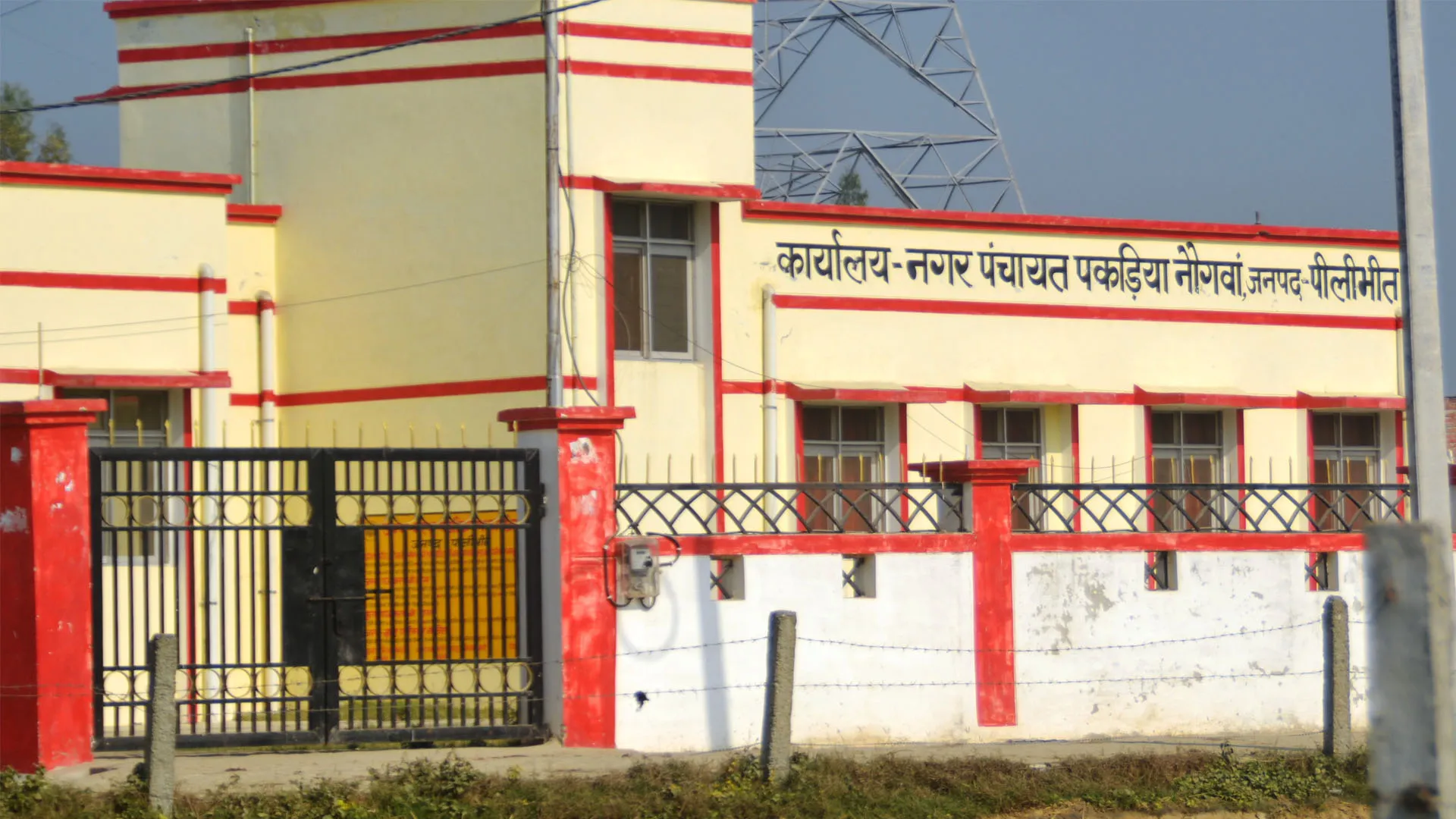 पीलीभीत: आउटसोर्स कर्मियों से कराई नाला सफाई...निस्तारण में दिखाए बाहरी श्रमिक