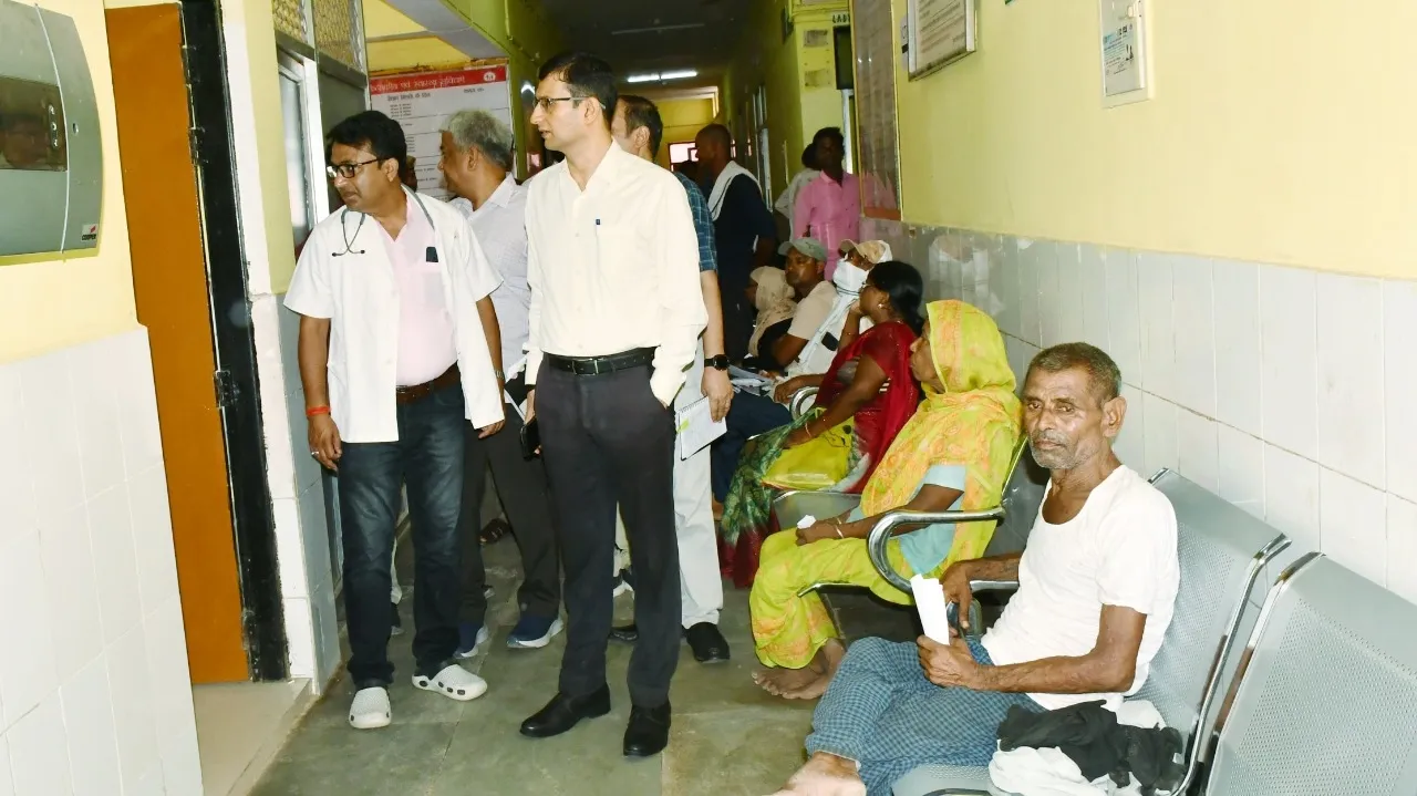 मण्डलायुक्त के निरीक्षण में कई डाक्टर, कर्मचारी मिले गायब :  अस्पताल की व्यवस्थाओं पर जतायी कड़ी नाराजगी, जवाब तलब 