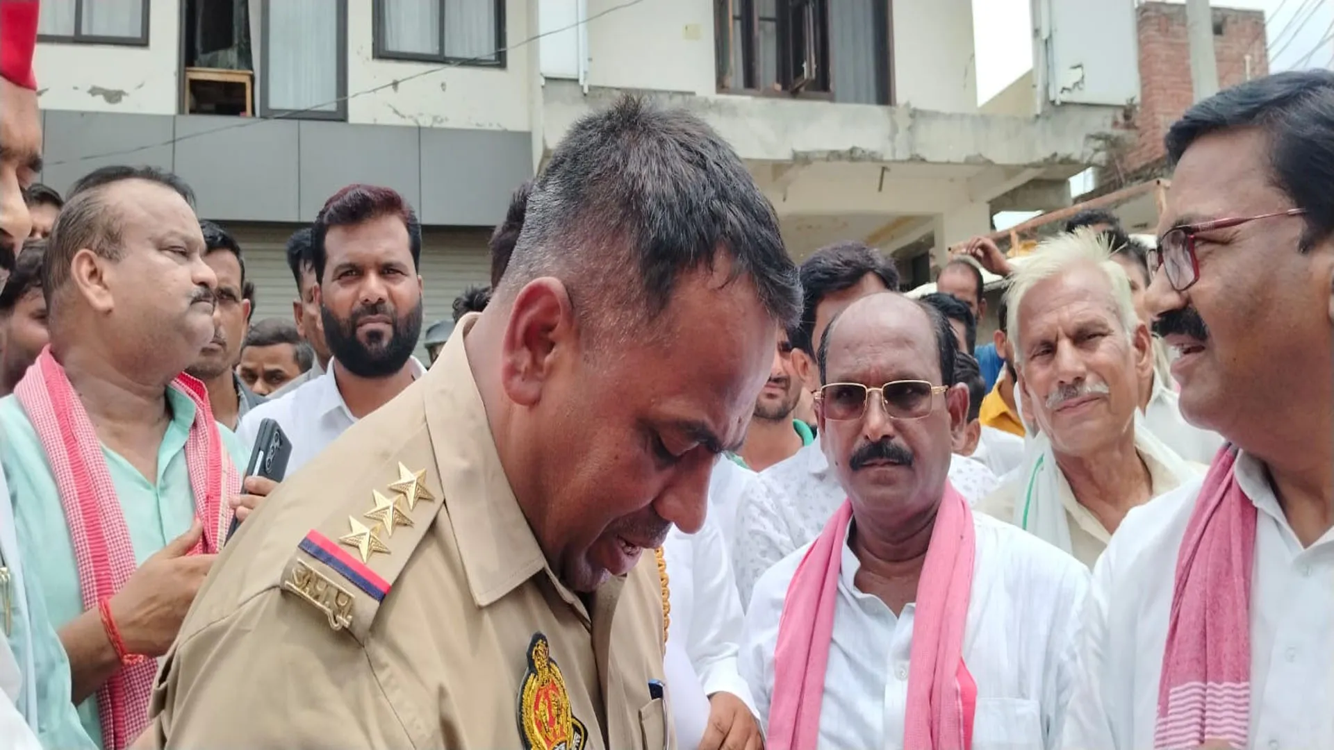 शाहजहांपुर: निगोही में सपा नेताओं की थाना प्रभारी से तीखी नोकझोंक