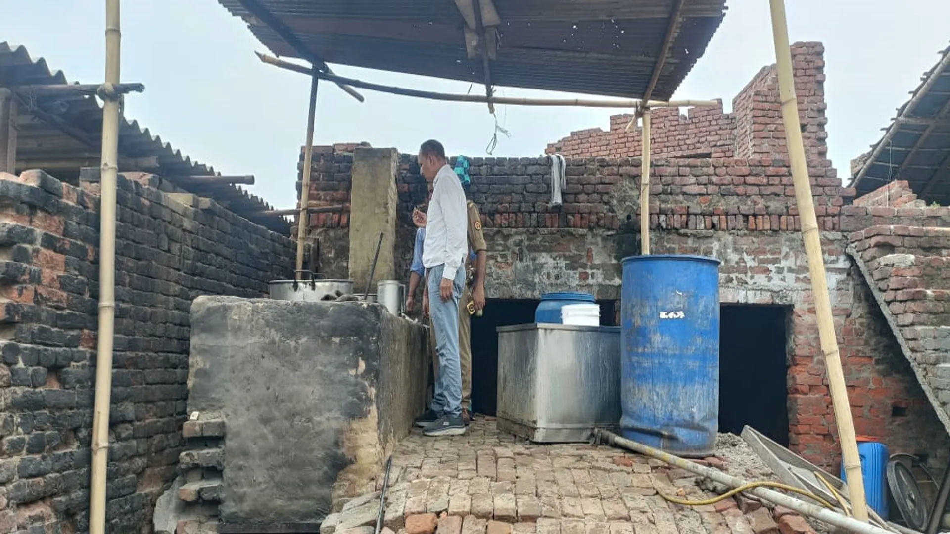 अमरोहा: मिलावटी पनीर बनाने की पकड़ी फैक्ट्री, संचालक समेत तीन का चालान
