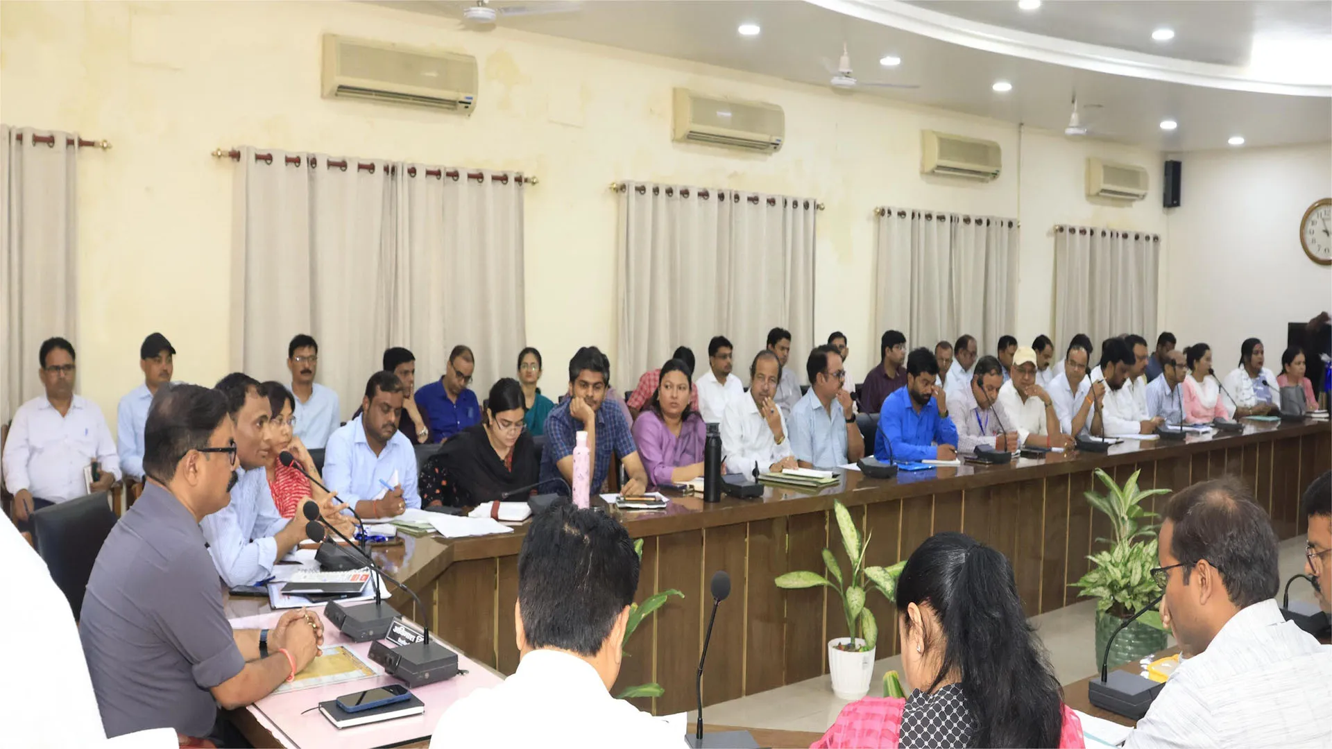 Bareilly: आरओ-एआरओ परीक्षा... फोटो स्टेट की दुकानें बंद कराएं, जमा नहीं हो भीड़ 