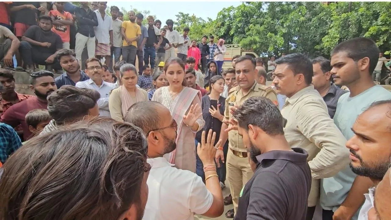 लखनऊ : सीता सरोवर में डाला जहर, कई क्विंटल मछलियां मरी