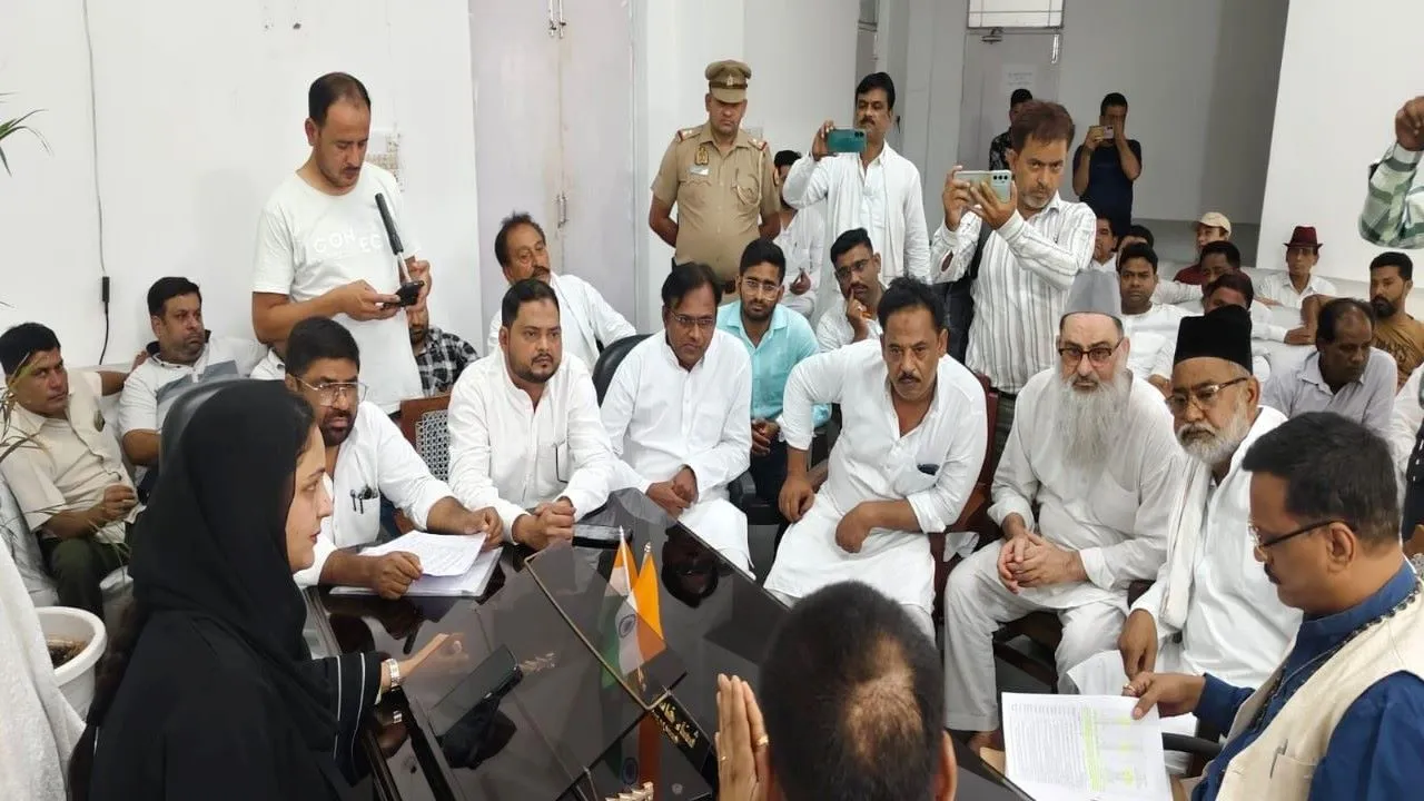 रामपुर : हाउस टैक्स की बढ़ोतरी पर भड़के सभासद, पालिकाध्यक्ष को सौंपा ज्ञापन