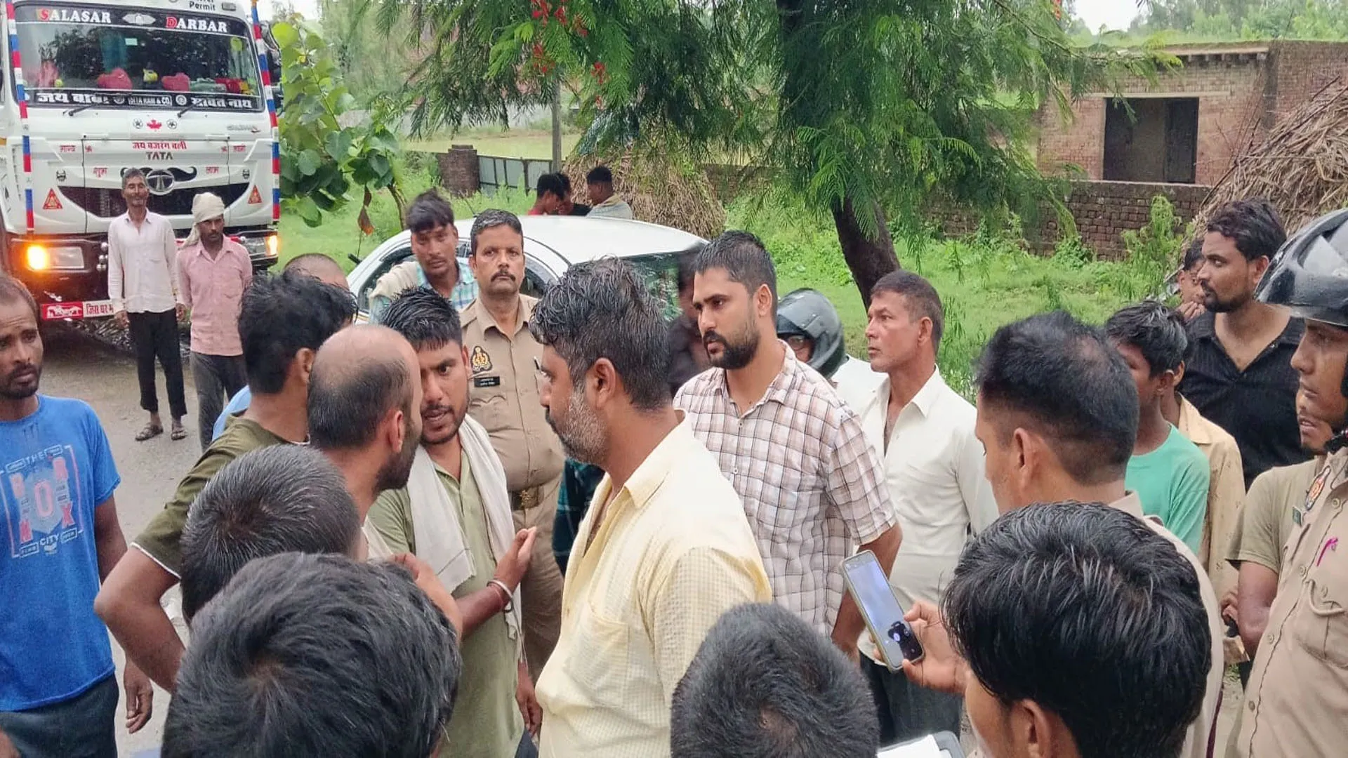 रामपुर: डंपर में घुसी कार, सवारियों ने डंपर चालक को पीटा