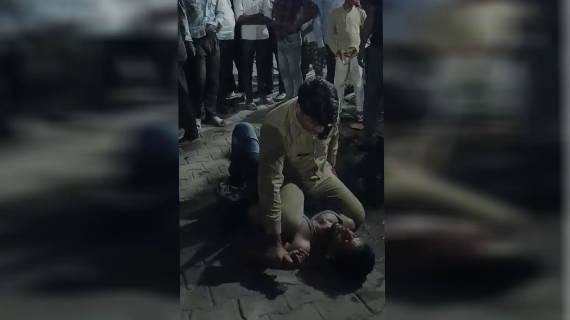 पीलीभीत: युवक की छाती पर बैठकर सिपाही ने कर दी पिटाई...वीडियो हुआ वायरल