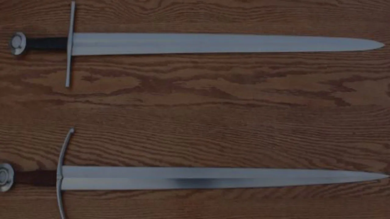 लखनऊ : खेत में मिले तलवार, भाला और खंजर, पुलिस ने कब्जे में लिया