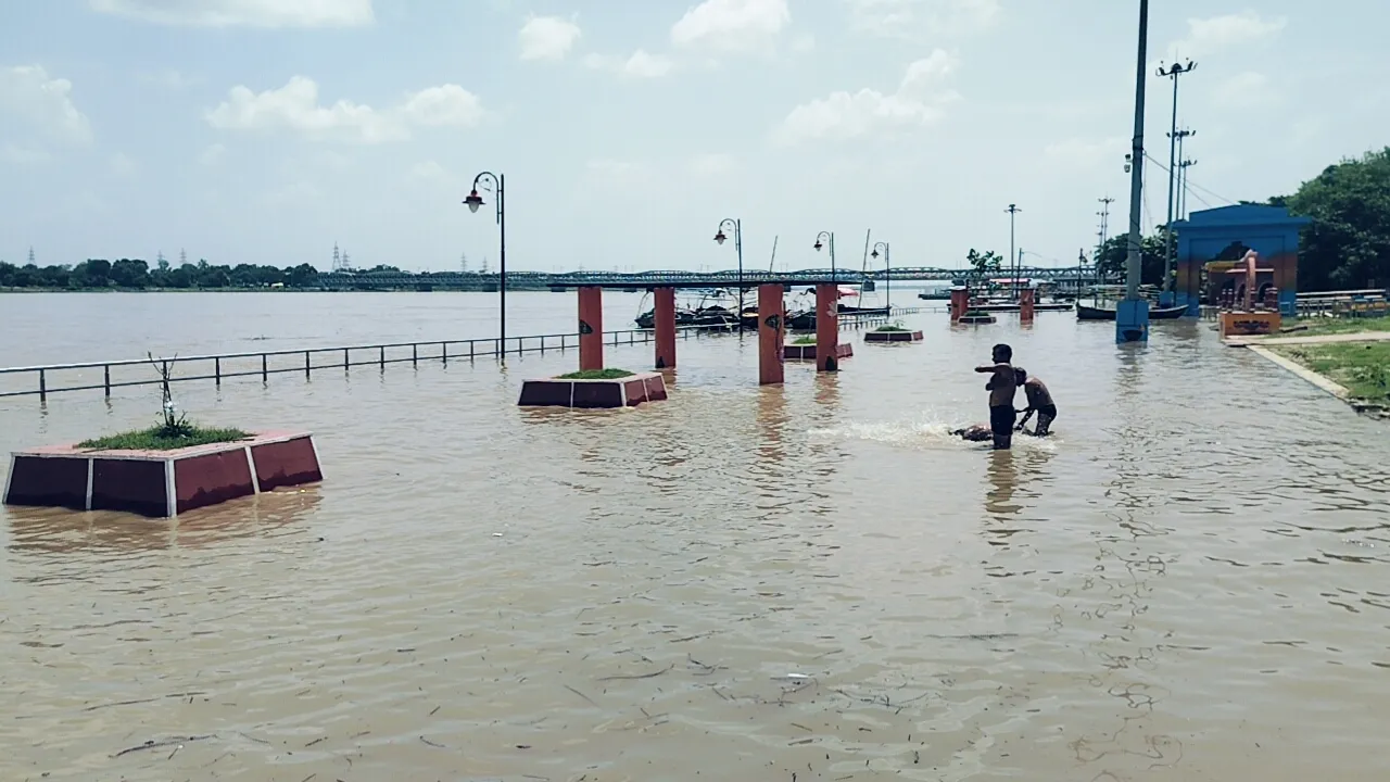 प्रयागराज में बाढ़ का कहर, 15 लाख से अधिक लोग प्रभावित