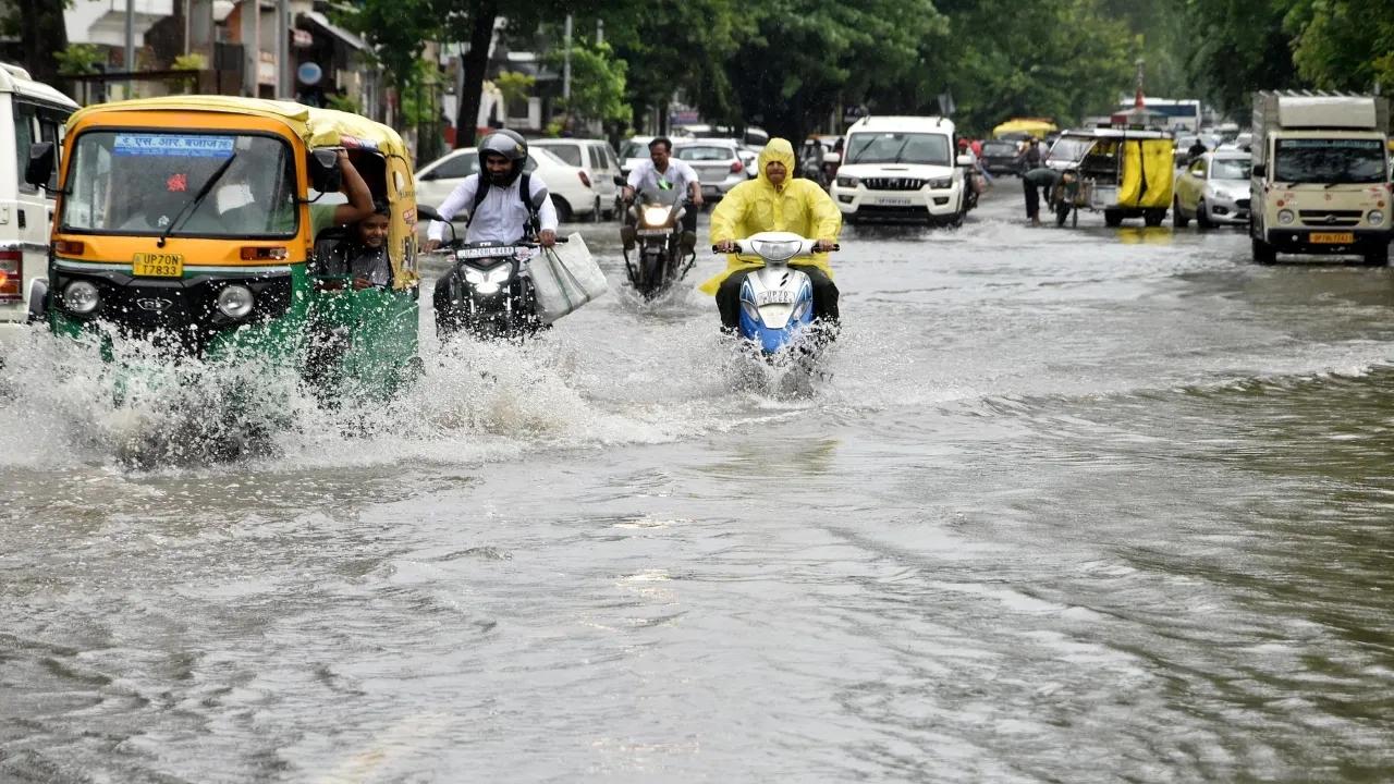प्रयागराज में झमाझम बारिश से तबाही: सड़कें बनीं तालाब, घरों में घुसा पानी, पेड़ गिरने से मचा हड़कंप
