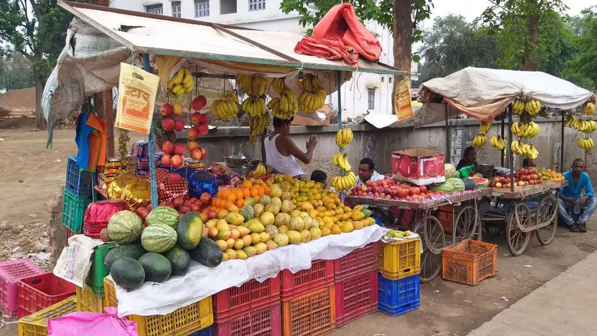 बदायूं: श्रावण मास में छाई महंगाई, 50 फीसदी बढ़े फलों के दाम