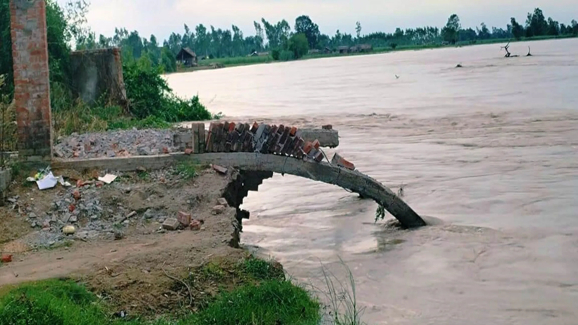 लखीमपुर खीरी: दर्जनों गांवों के किनारे पहुंचा शारदा का पानी...फसलें जलमग्न होने से किसान परेशान