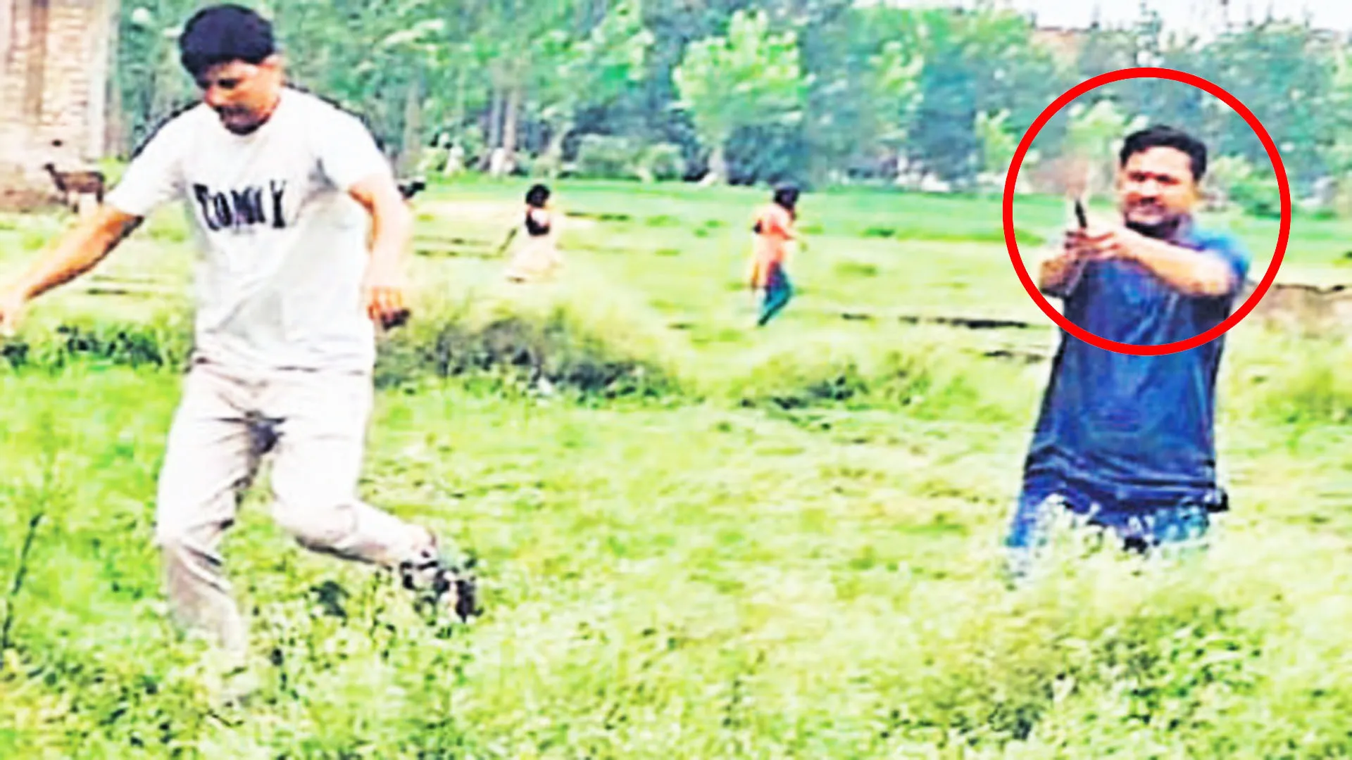 मुरादाबाद: फायरिंग और पथराव का वीडियो वायरल...प्लाट पर कब्जे को लेकर हुआ खूनी संघर्ष