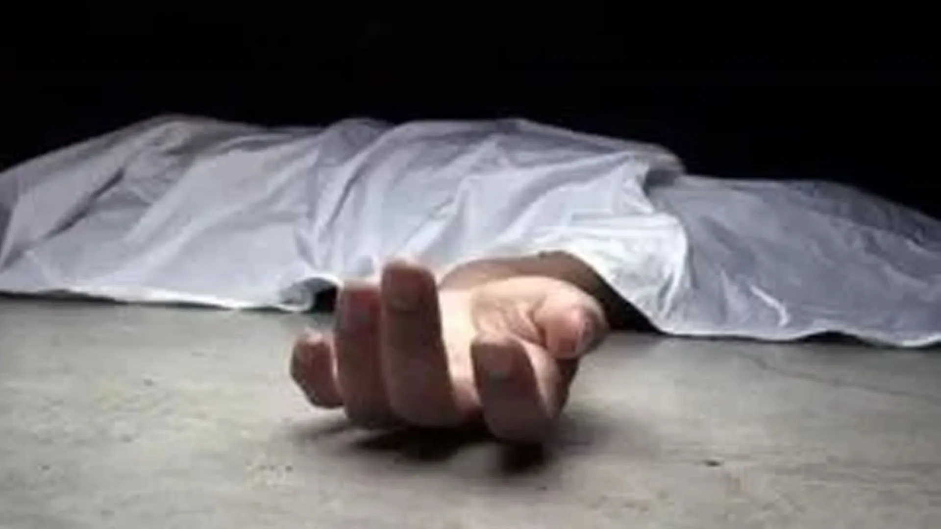 फिरोजाबाद : रेलवे ट्रैक पर मिला शिक्षा मित्र का शव, जांच में जुटी पुलिस