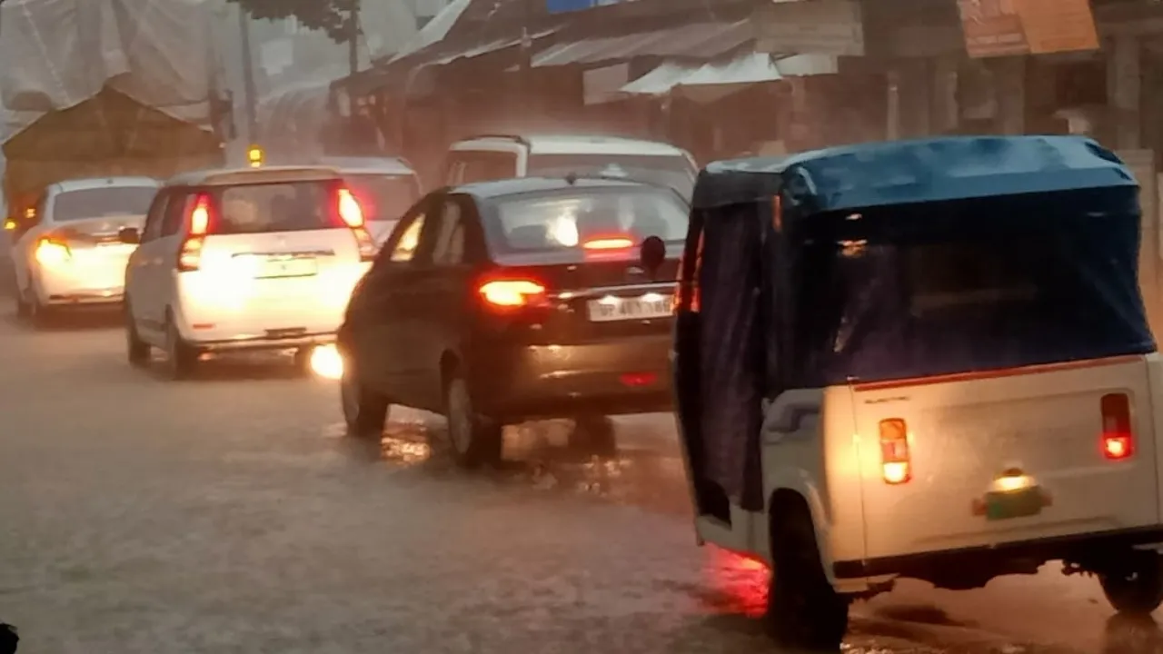 बाराबंकी में उमस से उकताए चेहरों पर बारिश लाई मुस्कान, किसान भी हुए गदगद