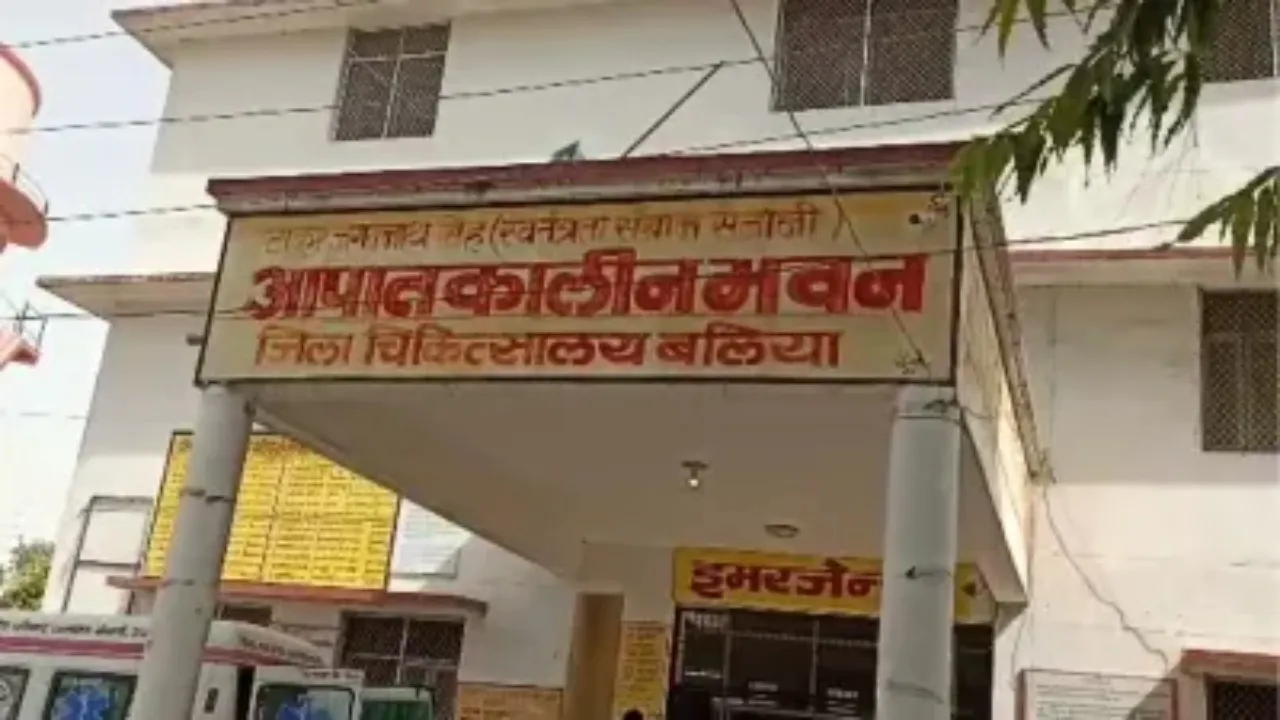 टार्च की रोशनी में इलाज: बलिया जिला अस्पताल की शर्मनाक तस्वीर सामने आई, 45 मिनट तक अंधेरे में तड़पते रहे मरीज