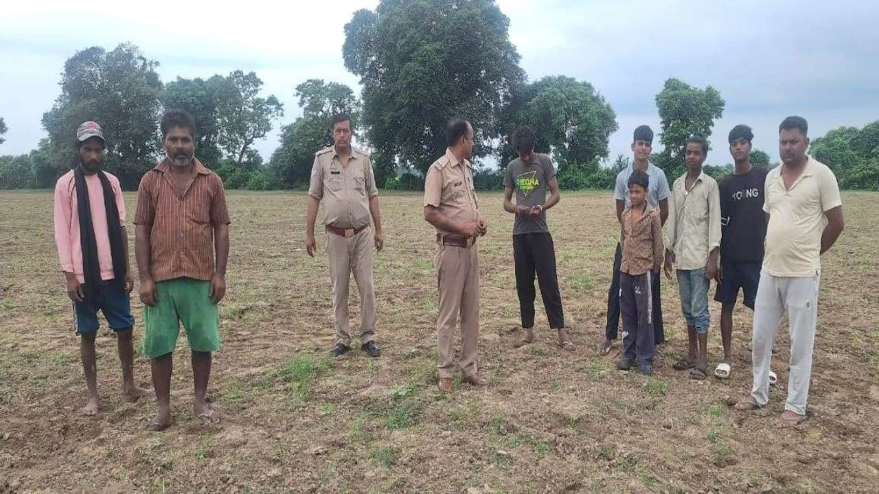 पीलीभीत : बाघिन की दहशत के बीच बाघ की दस्तक का मचा शोर, मजदूर के घर के बाहर बैठा दिखा, गौशाला में घुसने का किया प्रयास