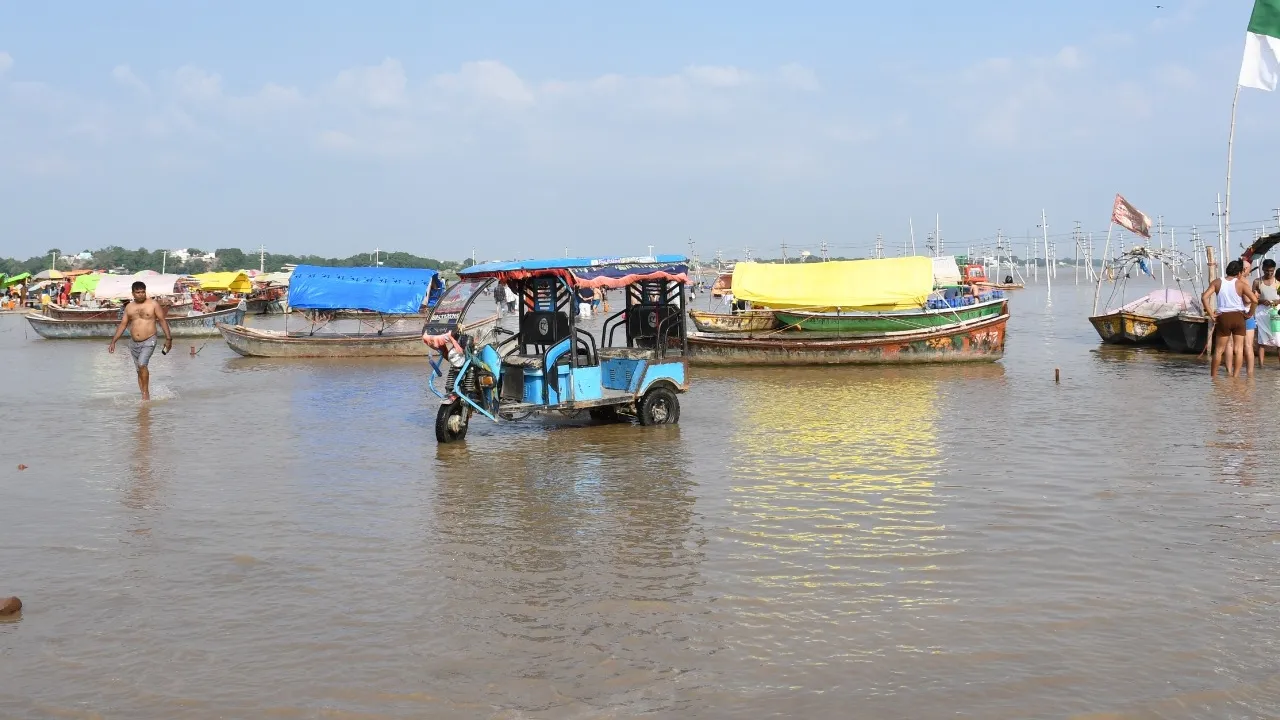 प्रयागराज में बाढ़ का आसार, गंगा-यमुना का जलस्तर 45 सेमी पार : किसानों की मेहनत जलमग्न, सैकड़ों परिवार परेशान 