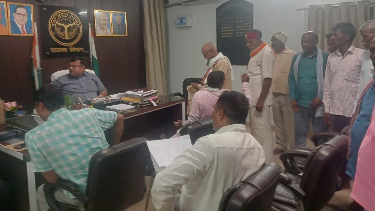 कटान, बाढ़ पीड़ित ग्रामीणों ने मांगी नई जगह : एसडीएम को दिया ज्ञापन, बताई अपनी समस्या