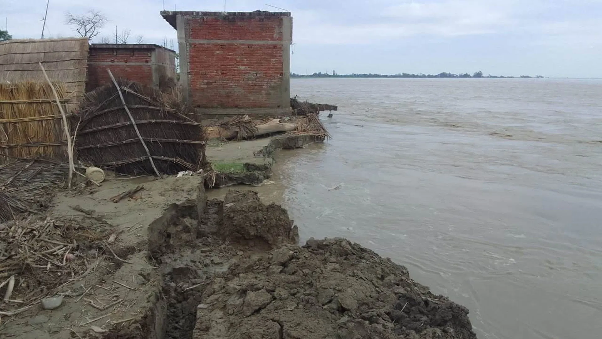 लखीमपुर खीरी: जलस्तर घटने से बढ़ा कटान...कई आशियाने नदी में समाए