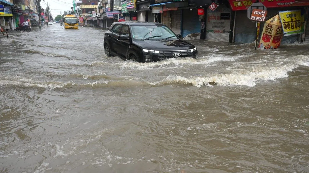 बाजारों और औद्योगिक क्षेत्र में जलभराव, कारोबार प्रभावित