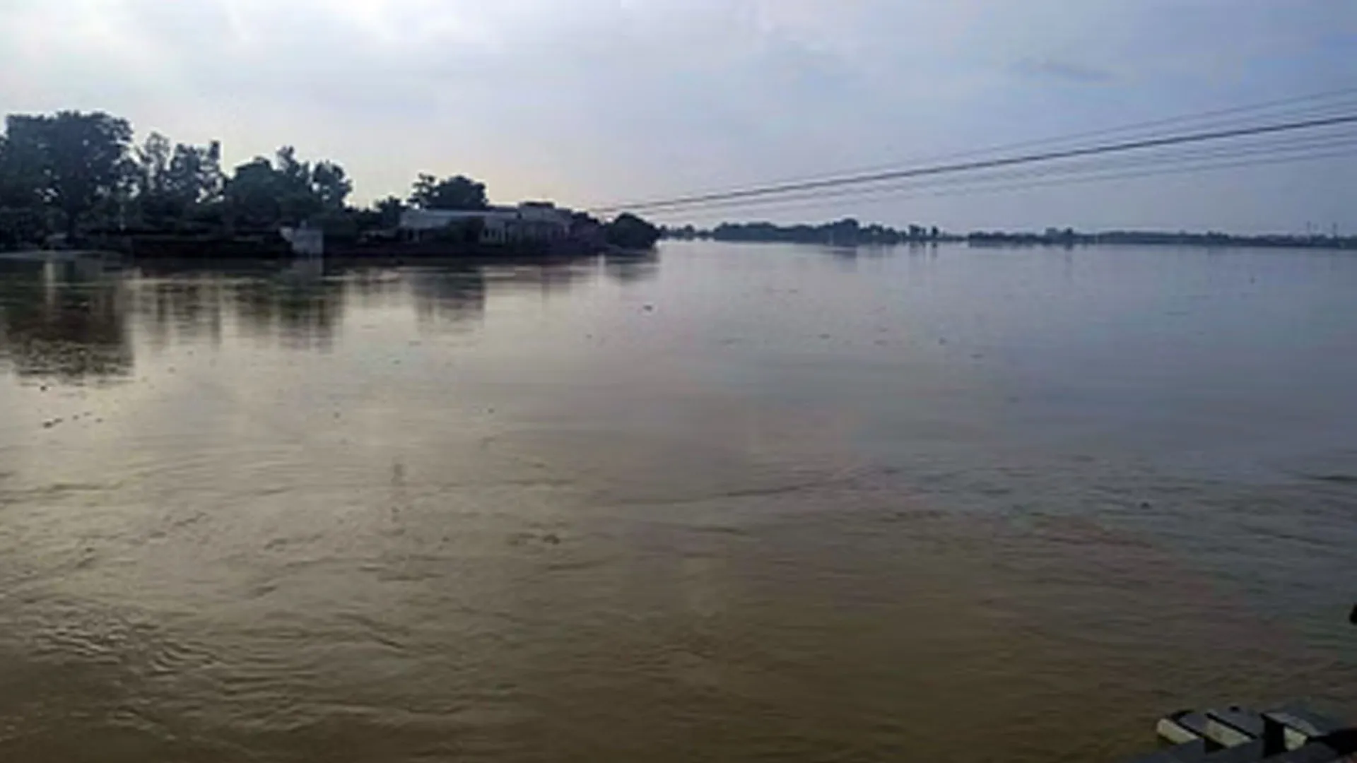 लखनऊ : बाढ़ पीड़ितों के बीच पहुंची सरकार, 47,906 को दी राहत