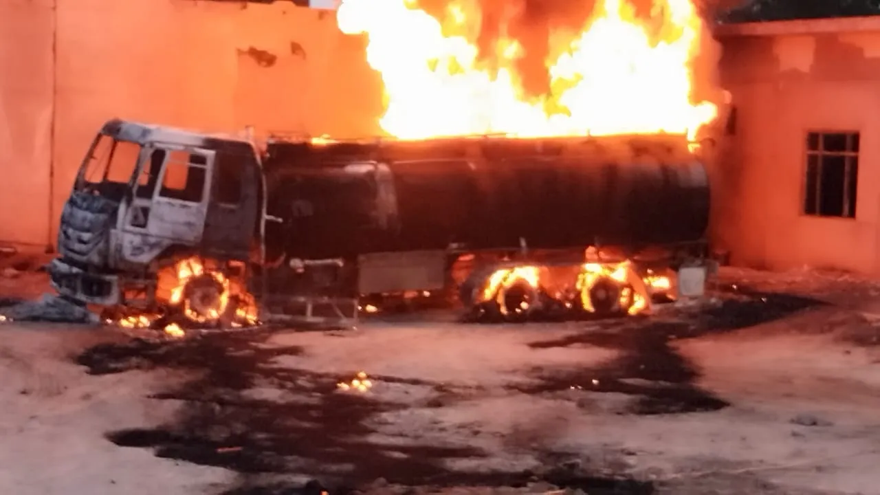 बाराबंकी : टैंकर अग्निकांड में वजह बनी रहस्य, चालक खलासी फरार  