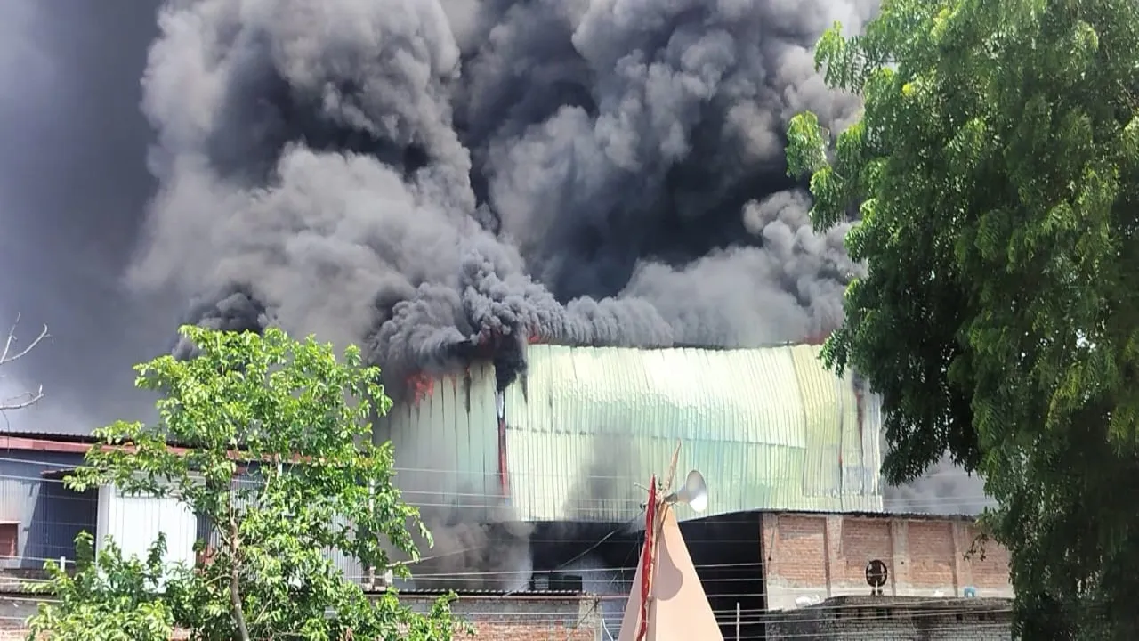 बाराबंकी में प्लास्टिक फैक्ट्री में लगी भीषण आग, लाखों का नुकसान