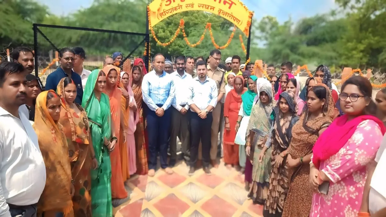 बाराबंकी में मियावाकी पद्धति से पौधरोपण: डीएम और एसपी ने गौवंशों को खिलाया गुड़ और केला