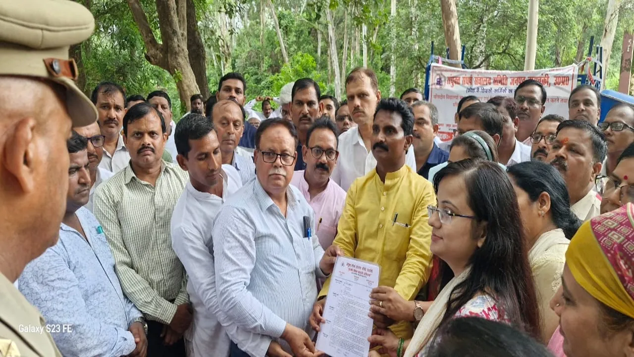 बाराबंकी में शिक्षक-कर्मचारियों की हुंकार, मांगा हक: एस-4 समिति के बैनर तले बाराबंकी में प्रदर्शन