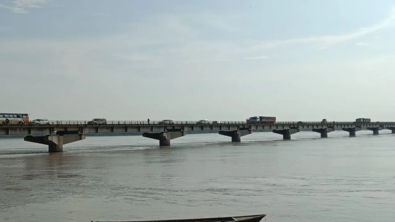 बाराबंकी : खतरे के निशान से महज दो सेमी दूर सरयू नदी का जलस्तर