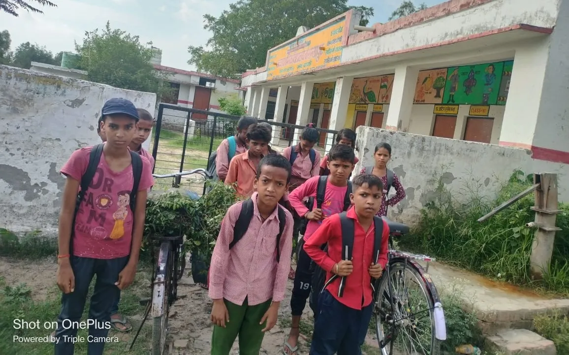 समय पर स्कूल नहीं पहुंचे शिक्षक, घंटो बाहर खड़े रहे बच्चे : नाराज अभिभावकों ने डीएम को भेजा शिकायती पत्र