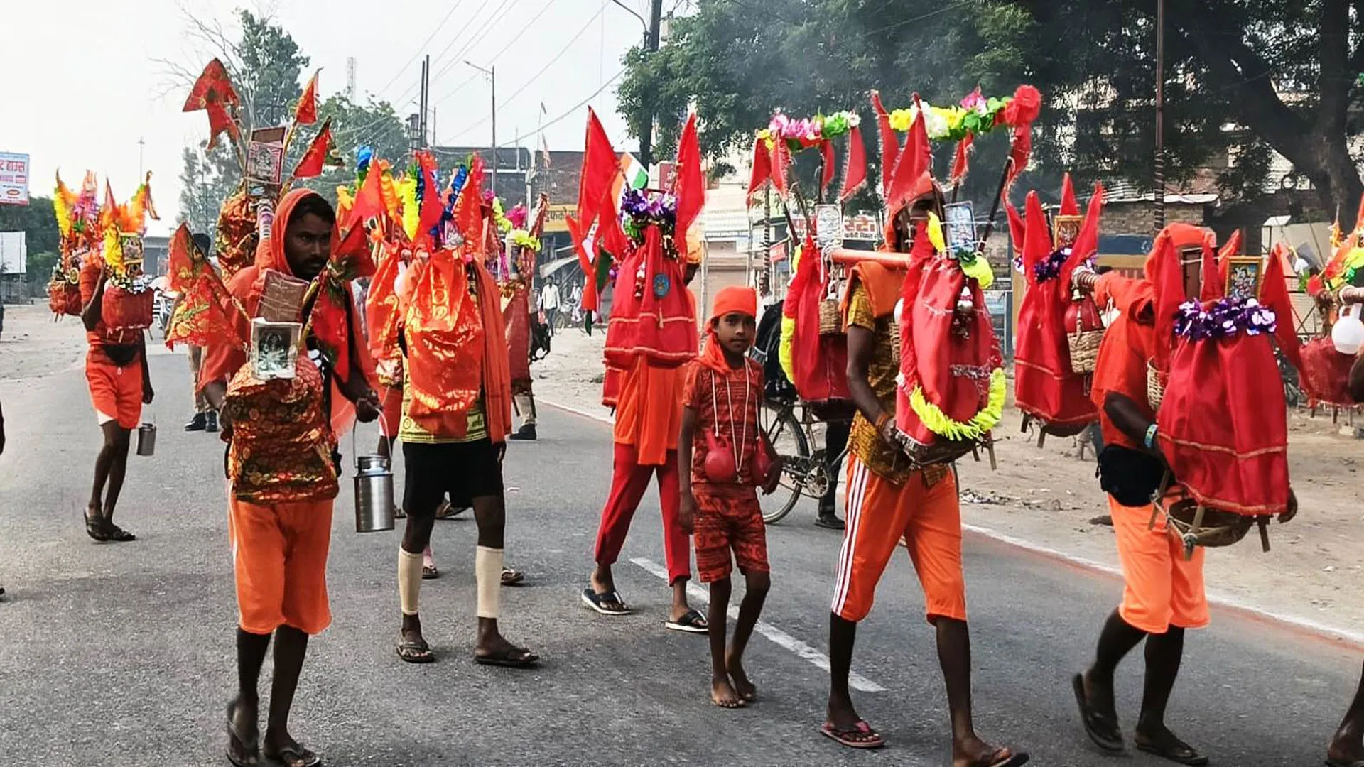 पीलीभीत: बारिश की फुहारों के बीच शिवालय पहुंचे कांवड़िये, किया जलाभिषेक