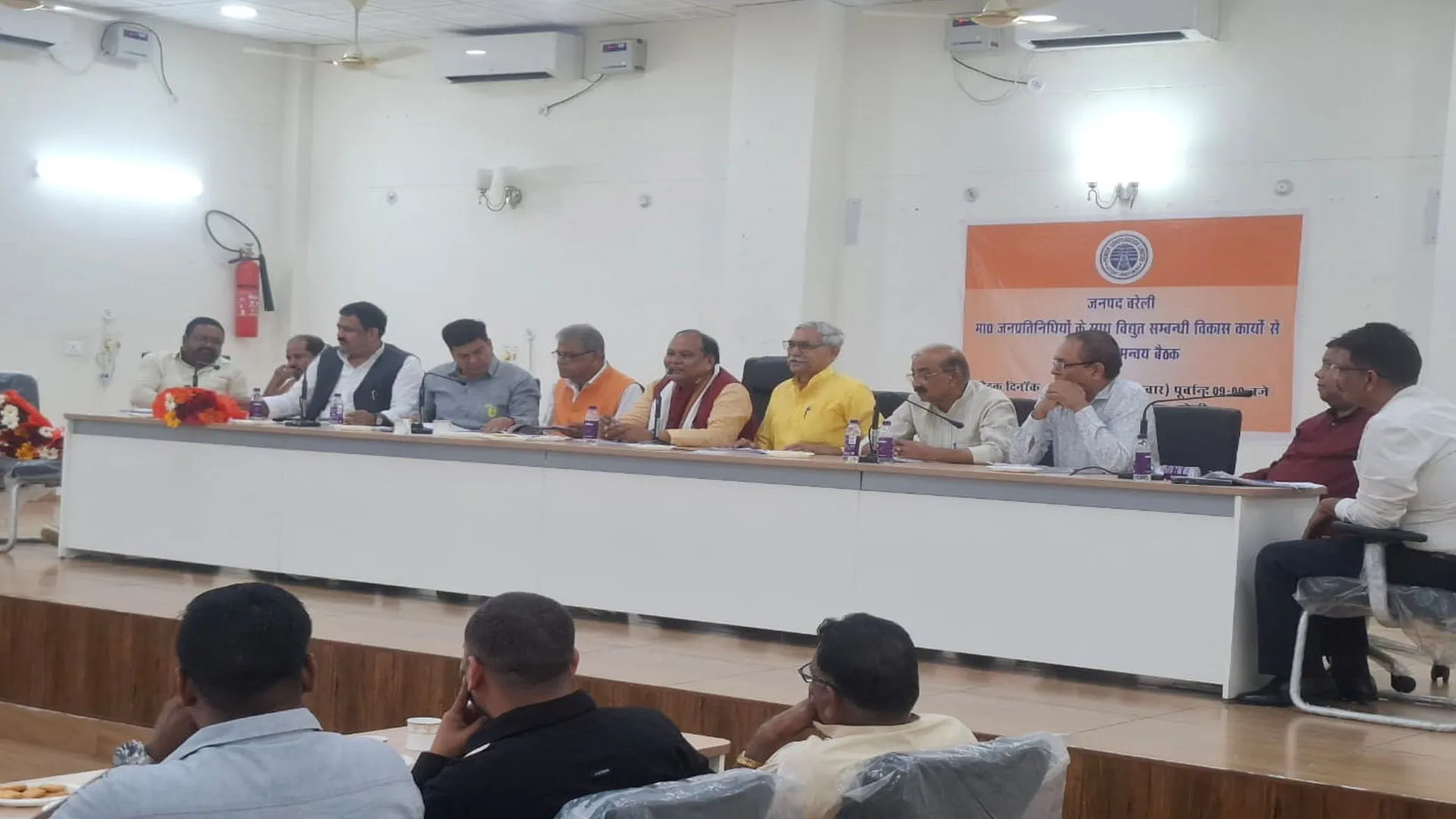 Bareilly: नाराज जनप्रतिनिधि अधिकारियों पर भड़के, पूछा- क्यों हो रही इतनी बिजली कटौती