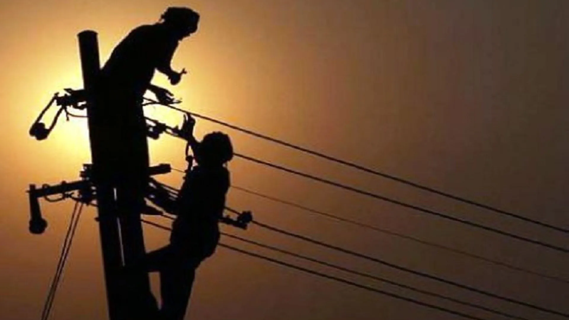 UPPCL Action: सुरक्षा उपकरण के बिना काम करते पाए जाने पर संविदाकर्मियों पर होगी कार्रवाई