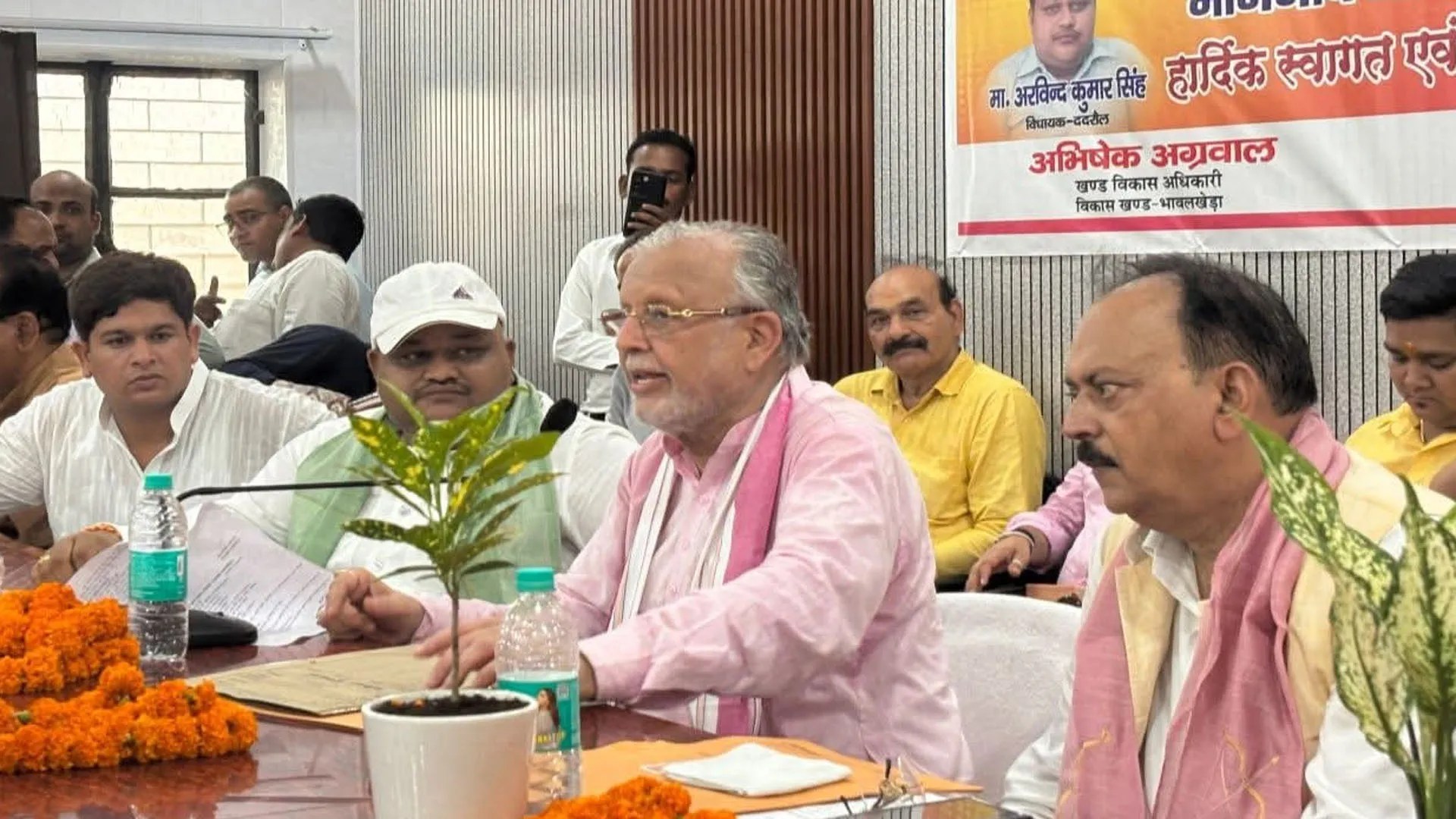 शाहजहांपुर: क्षेत्र पंचायत की बैठक में बिजली गुल...विधायक भड़के तो मंत्री सुरेश खन्ना ने किया ये काम