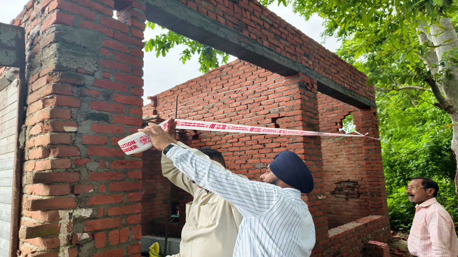 Bareilly: चला BDA का बुलडोजर... अवैध कॉलोनी ध्वस्त की, तीन निर्माणाधीन भवन भी सील