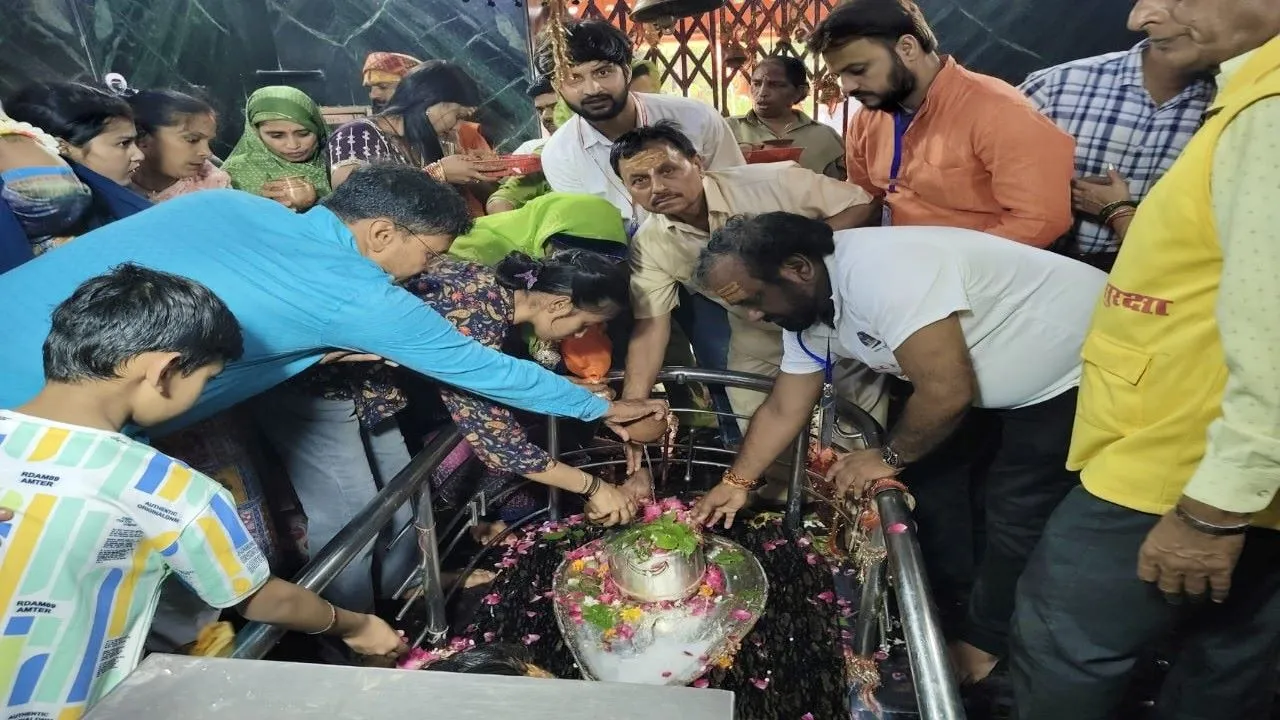 लखनऊ : एक लाख भक्तों ने किए बुद्धेश्वर महादेव के दर्शन, सावन के पहले बुधवार को उमड़ी भीड़