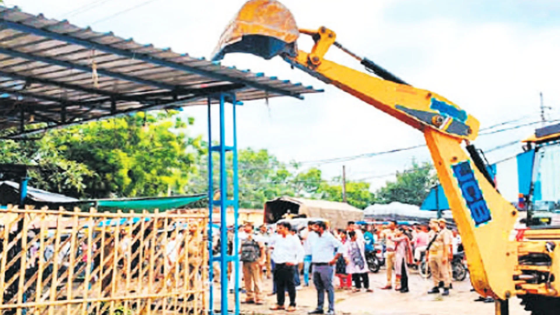 मुरादाबाद: मंडी समिति में जेसीबी ने अतिक्रमण किया ध्वस्त...डीएम के निर्देश पर कार्रवाई