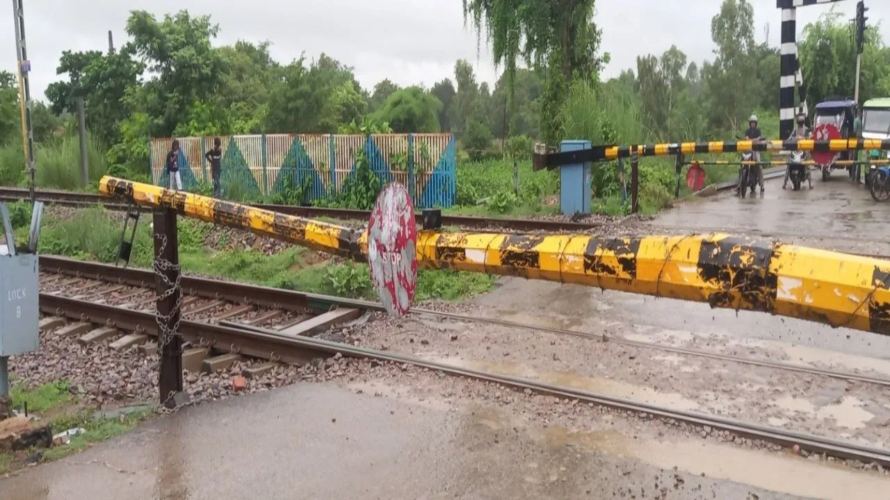 बाराबंकी : बैरियर तोड़ रेल पटरी पर पहुंचा बच्चों से भरा ई-रिक्शा