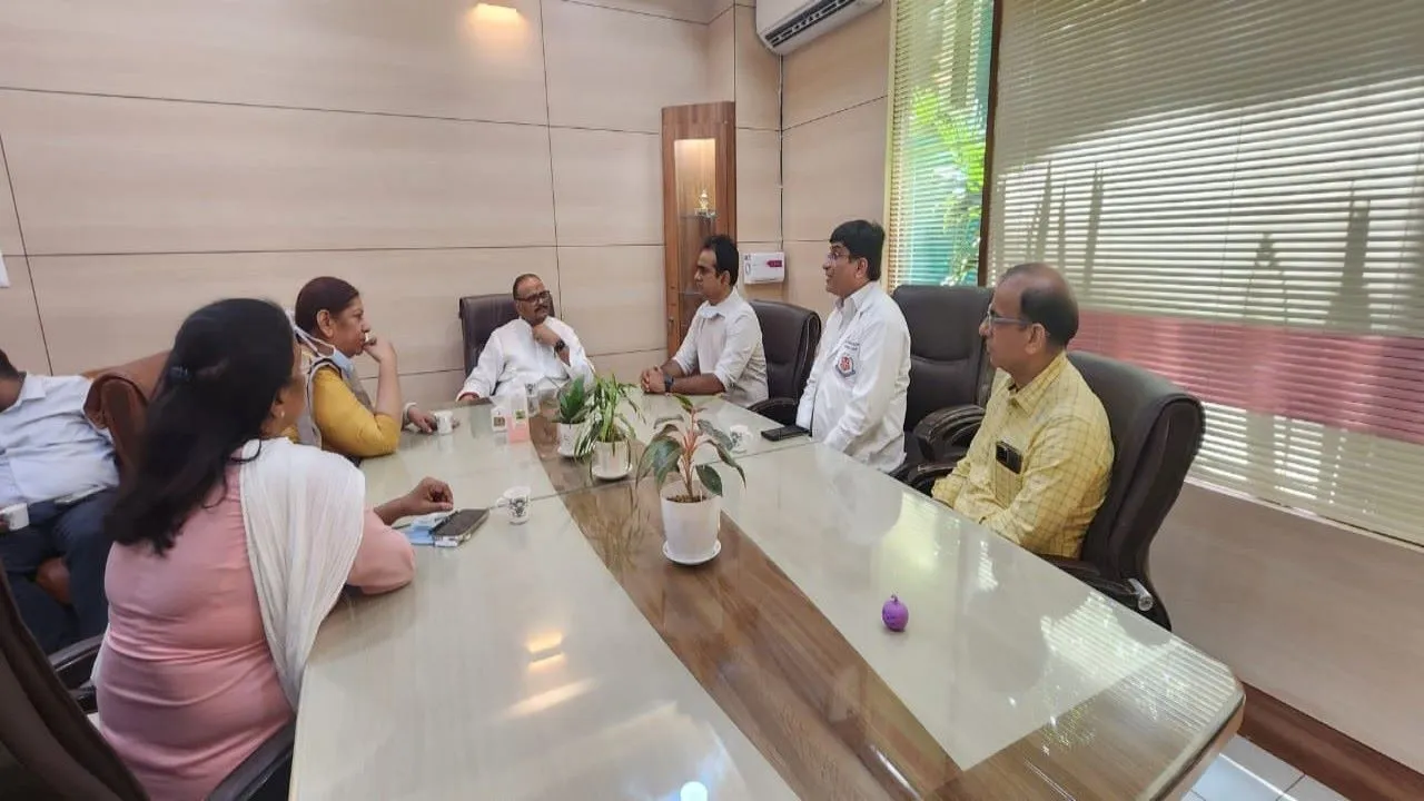 KGMU पहुंचे डिप्टी सीएम ब्रजेश पाठक, एसी में गड़बड़ी पर जताई नाराजगी, इंजीनियरों के खिलाफ कार्रवाई के दिए निर्देश 