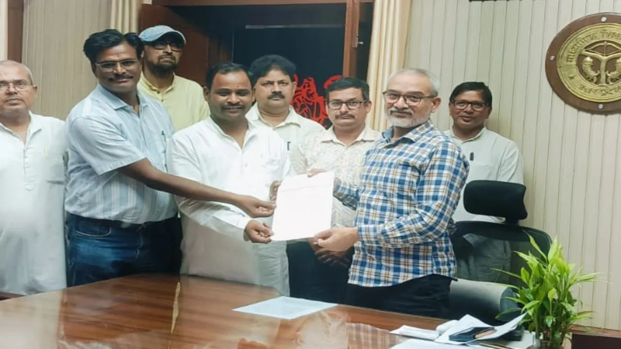 प्रयागराज : ऑनलाइन हाजिरी की समस्याओं का शीघ्र निराकरण करने की मांग