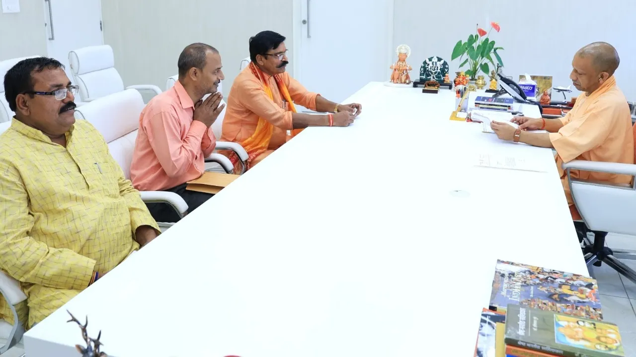 बदायूं : अमर ज्योति कंपनी के निदेशकों को जेल भेजकर, उनकी संपत्तियां सीज की जाएं-मुख्यमंत्री 