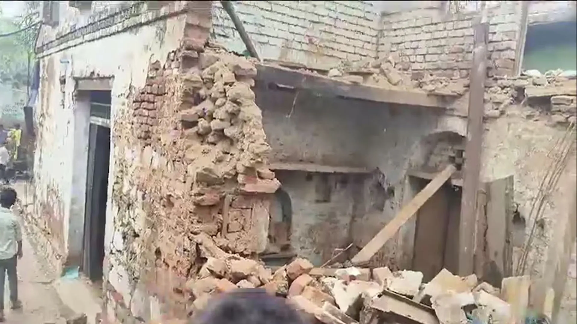 Bareilly: मकान की दीवार गिरने से मलबे में दबे दो किशोर, एक की मौत दूसरा घायल